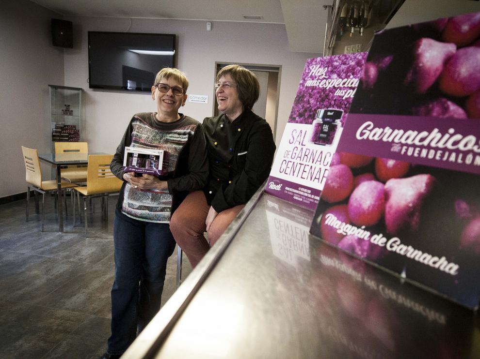 Mari y Blanca Rodríguez, en la barra del Rodi, junto a sus productos estelares: la sal de garnacha y los garnachicos.