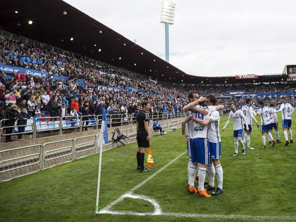 Los jugadores del Real Zaragoza celebran el 1-0 marcado por Papunashvili en el partido ante el Lorca FC.