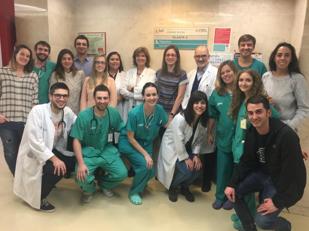 Una fotografía del Grupo de Patología Digestiva, en el que Olga Abián aparece en el centro junto a Ángel Lanas.