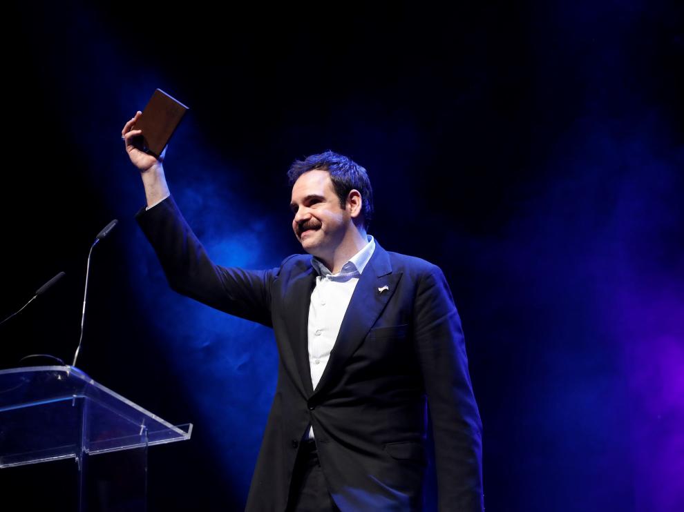 El actor zaragozano Jorge Usón recogiendo uno de sus galardones.