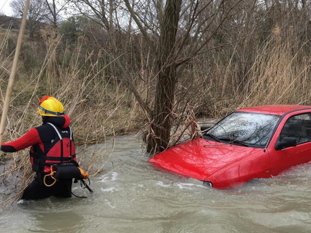 El coche quedó hundido más de medio metro dentro del cauce del río