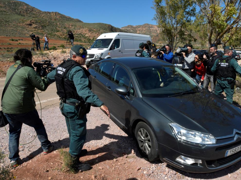 La Guardia Civil traslada a Ana Julia hasta la finca donde pudo estar oculto Gabriel