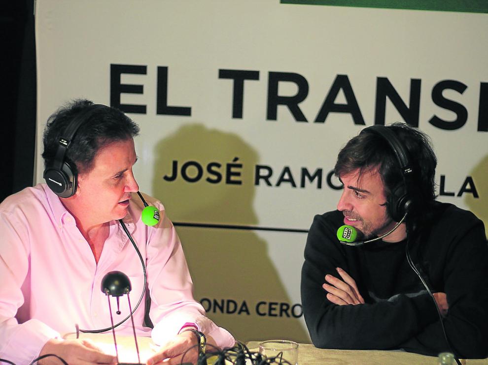 De la Morena entrevista a Alonso, ayer en Alcañiz, para' El Transistor' de Onda Cero.
