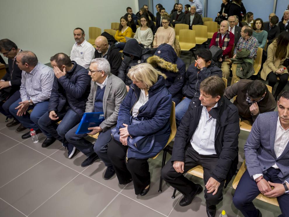 Los acusados, en las dos primeras filas, en la Audiencia Provincial de Zaragoza.