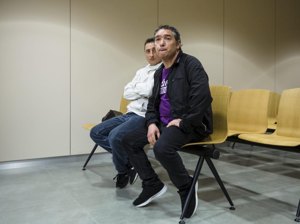 Los padres acusados de insultos racistas, ayer, durante el juicio en la Ciudad de la Justicia.