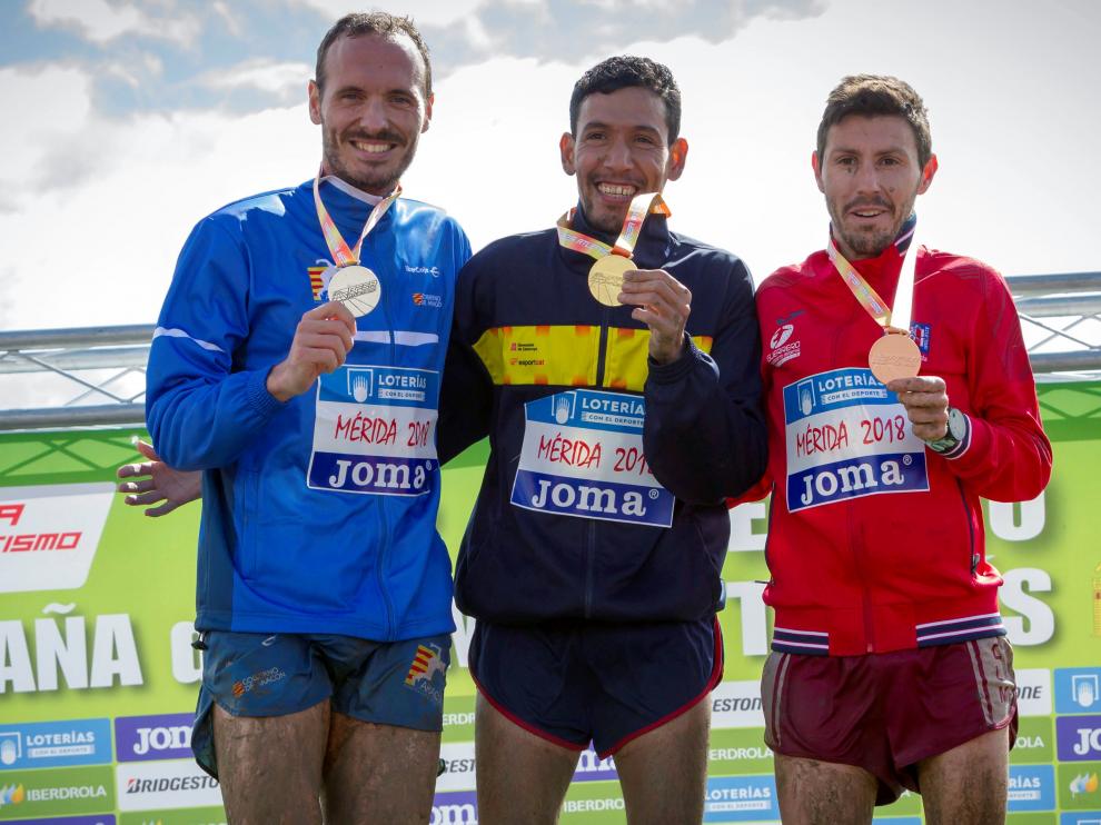 Los atletas españoles, Ayad Lamdassem, Toni Abadía y Juan Antonio 'Chiqui' Pérez, en el Campeonato de España de Cross de Mérida.