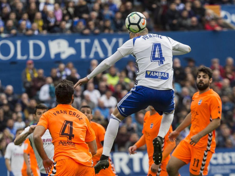 Perone, en pleno salto de cabeza en acción de ataque el pasado domingo ante el Lorca FC.