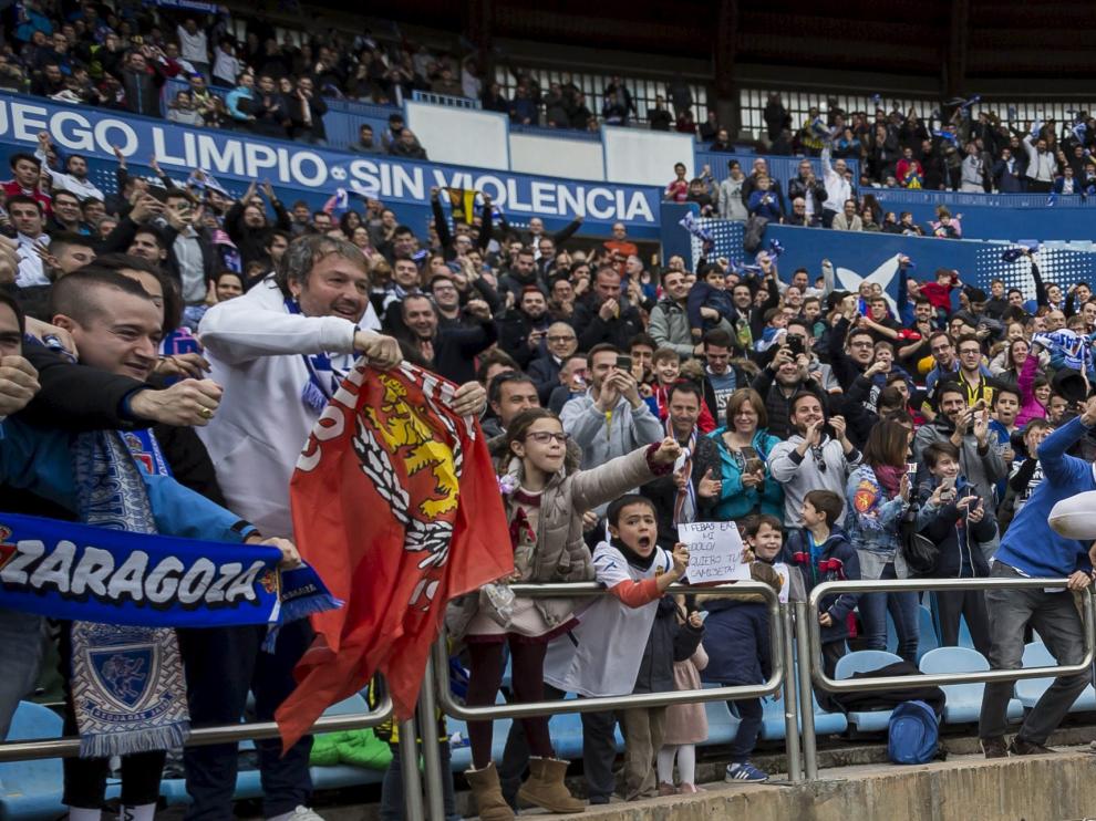 Raúl Guti, en primer plano, celebra el primer gol del Real Zaragoza frente al Lorca en el córner de La Romareda.
