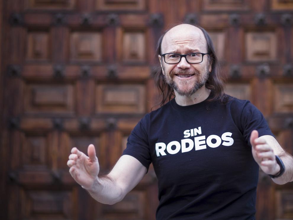 El director madrileño Santiago Segura, esta tarde, en la puerta del Paraninfo de la Universidad de Zaragoza.