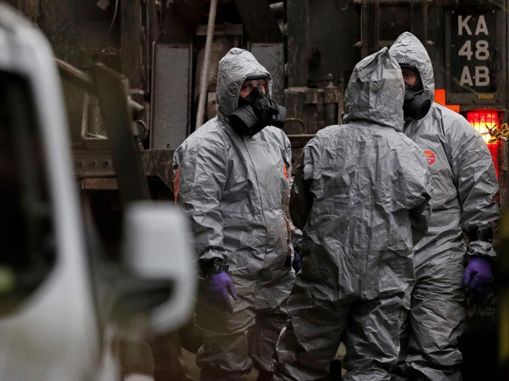 Personal militar británico con trajes especiales, en la investigación del ataque.