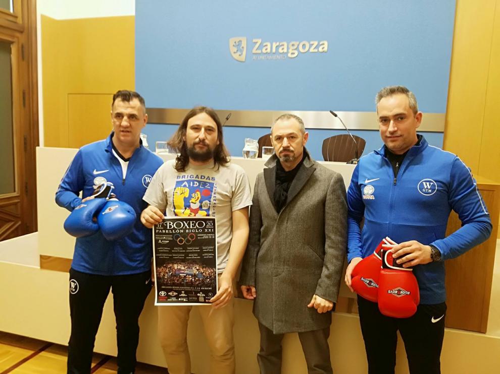 Escriche (organizador), Híjar (Ayuntamiento), Navarro (Federación Aragonesa) y Martín (Boxeo Zaragoza), este martes durante la presentación