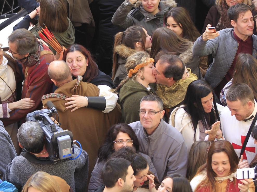 Imagen del beso multitudinario que tiene lugar durante la fiesta medieval Las Bodas de Isabel