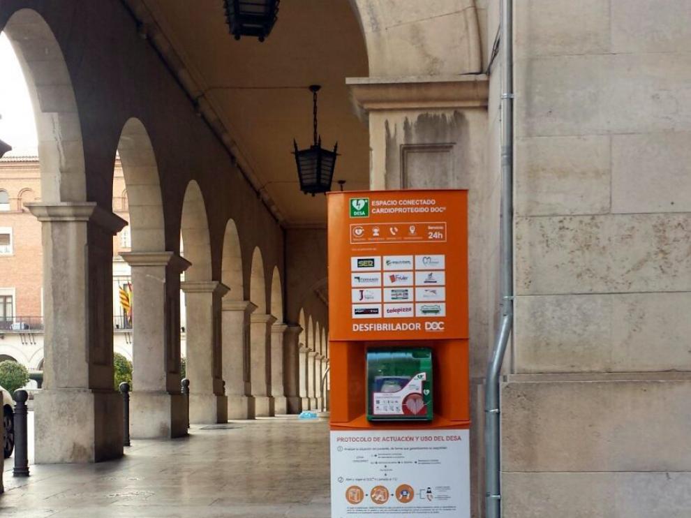 Desfibrilador instalado en la plaza de San Juan de Teruel para uso público.