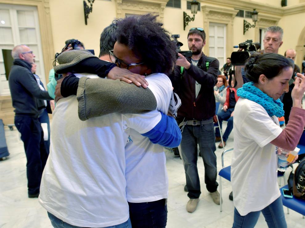 Ana Julia Quezada abraza al padre de Gabriel Cruz unas horas antes de ser detenida como sospechosa del crimen.