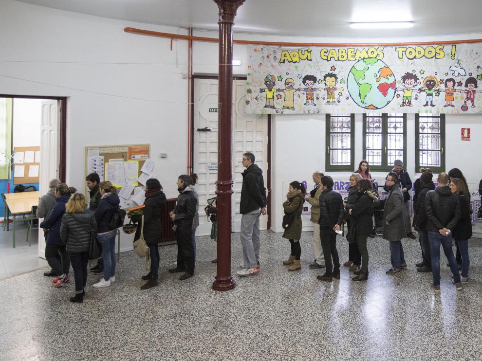 Fila de padres para votar, este martes, a primera hora de la mañana en el colegio Gascón y Marín de Zaragoza, donde no se aprobó la jornada continua