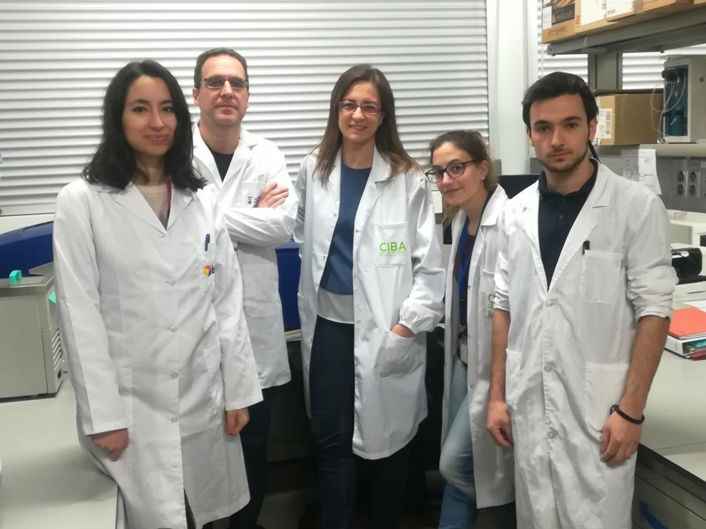 Una fotografía del grupo de investigadores del proyecto que dirige Olga Abian (en el centro) para impulsar la detección rápida y sencilla del cáncer de colon.