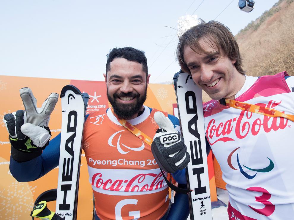 Miguel Galindo y Jon Santacana, tras conquistar la medalla de plata.