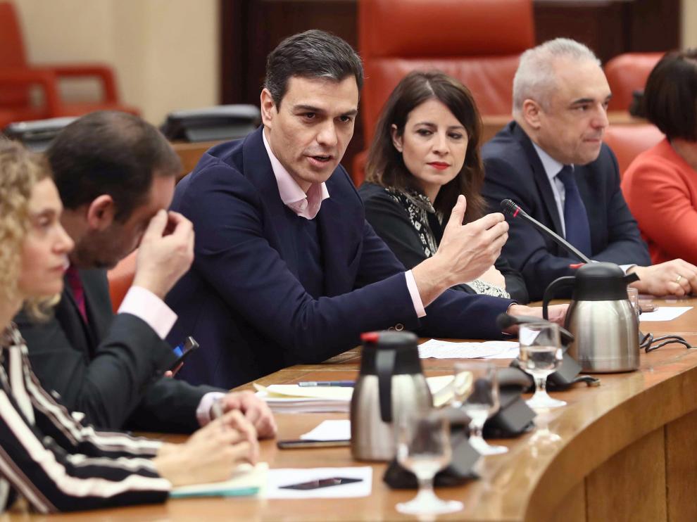 Pedro Sánchez durante la reunión de los socialistas en el Congreso.