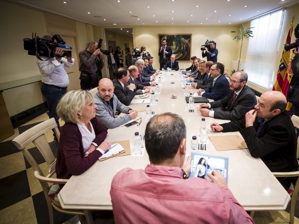 La consejera de Economía Marta Gastón reunida con los agentes sociales, el presidente del CAAR, Benito Tesier, y el director general de Opel, Antonio Cobo