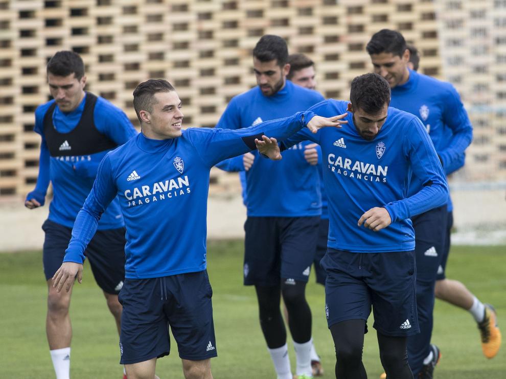 Pombo y Borja Iglesias bromean en un entrenamiento del Zaragoza.
