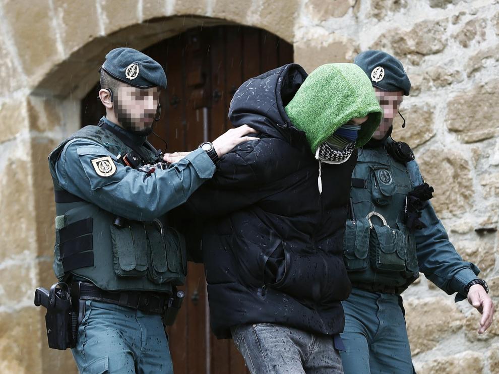 El detenido, custodiado por la Guardia Civil.