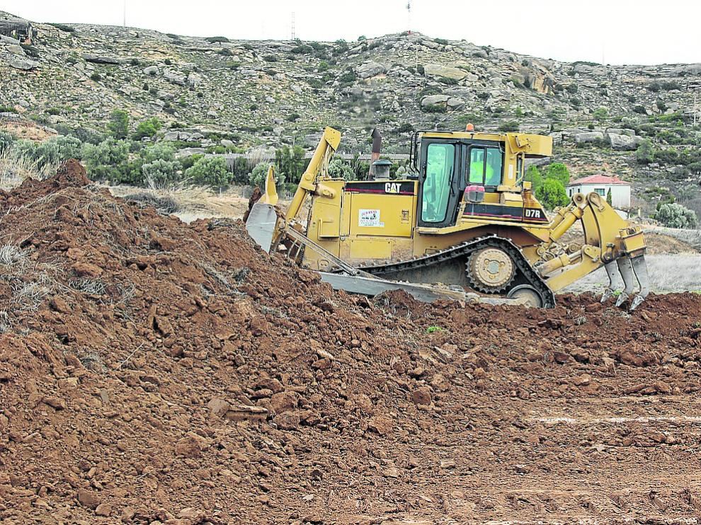 Una máquina excavadora, trabajando en los terrenos donde se ubicará el hospital