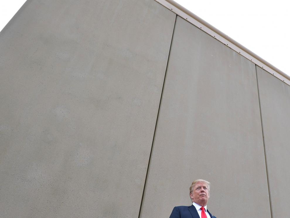 Trump ante uno de los prototipos de muro.