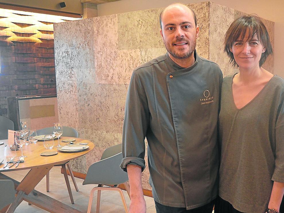 Javier Matinero, chef, y Natalia Gracia, experta en vinos, en el nuevo local del Trasiego.