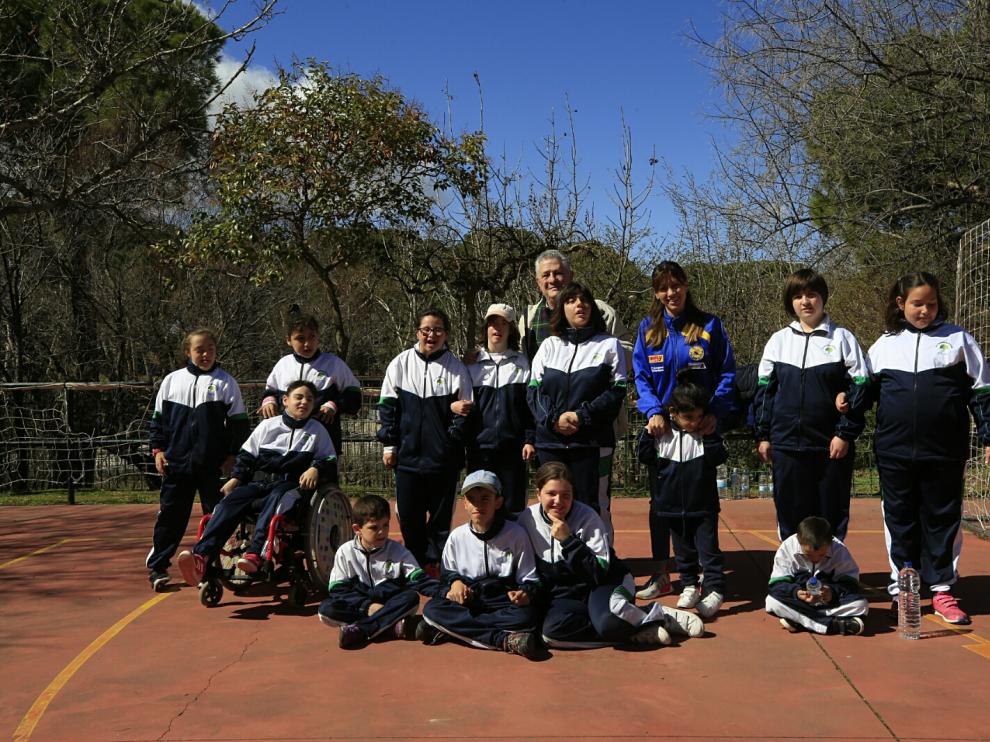 Los alumnos de Atades, este jueves con su presidente Jesús Soto y la atleta Isabel Macías