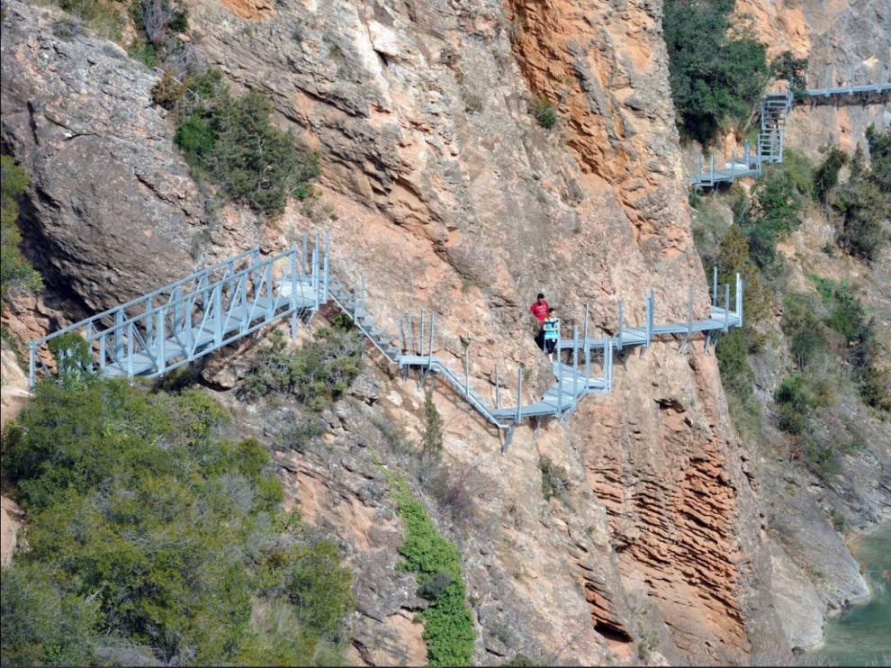 Pasarelas de Alquézar en el cañón del río Vero: un camino aéreo espectacular.