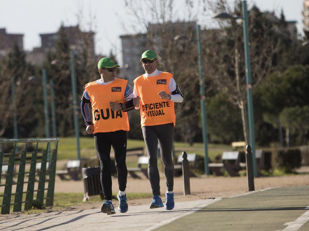 Federico Torralba (derecha) corre junto a Ángel Bueno, uno de sus dos guías para la carrera