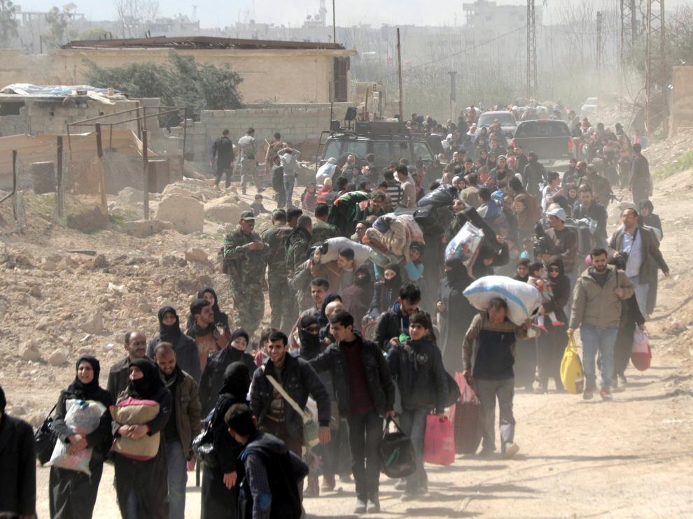 Cientos de civiles abandonan Guta Oriental para huir de la guerra que se vive en esta zona de Siria
