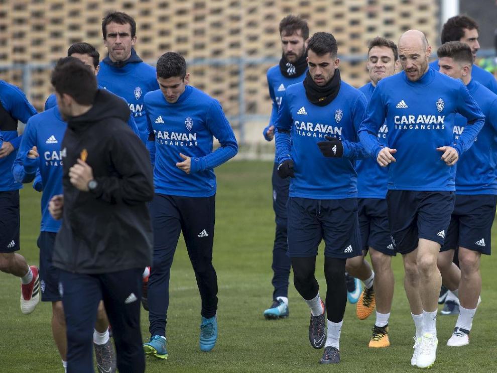Parte del equipo del Real Zaragoza, al inicio del entrenamiento de este viernes.