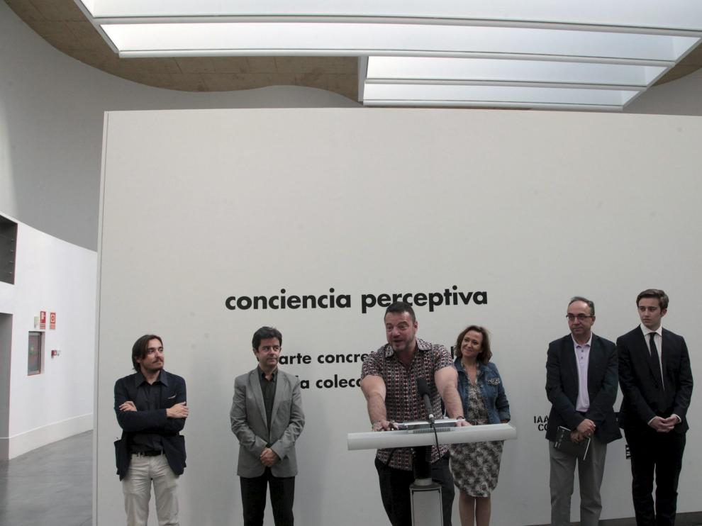 El director del CDAN, Juan Guardiola, presentando una exposición junto con el alcalde de Huesca, Luis Felipe, el director general de Cultura y Patrimonio, Nacho Escuín, y la consejera de Cultura, Mayte Pérez