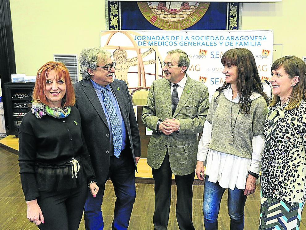 Los médicos Celia Buisac, Jesús Zumeta, Leandro Catalán, Pilar Aznar y Gema Garisa.