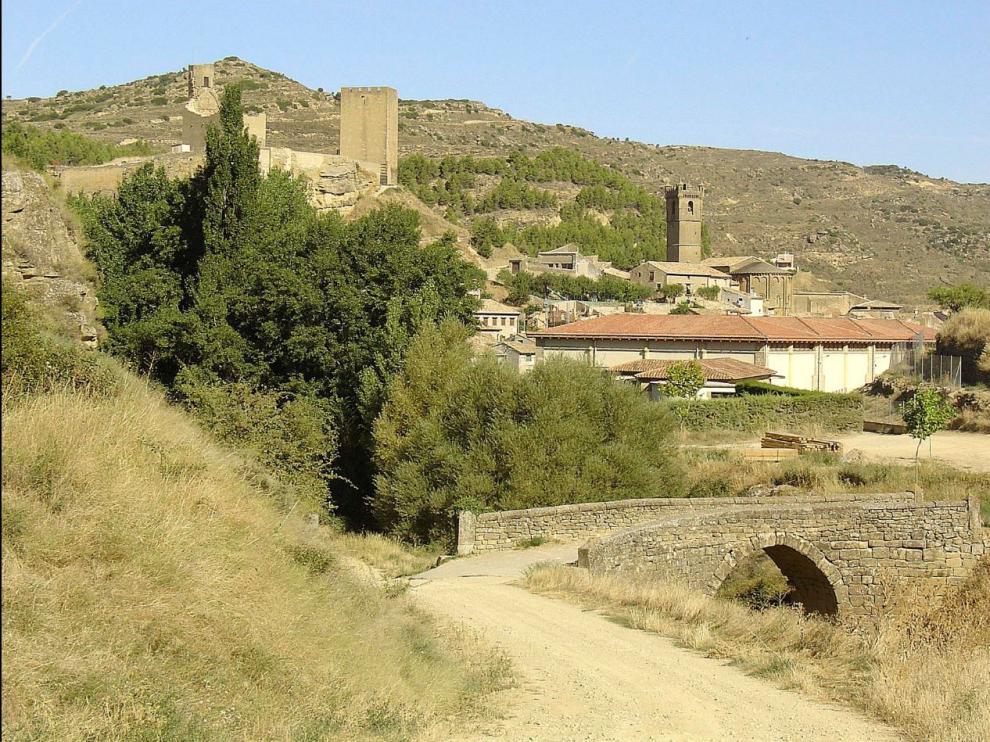 Uncastillo con el puente de los Judíos en primer plano, desde la ruta de las Fuentes.