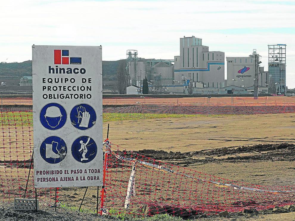 El suelo (junto a la empresa Agropienso) está explanado, a la espera de los permisos de obras.