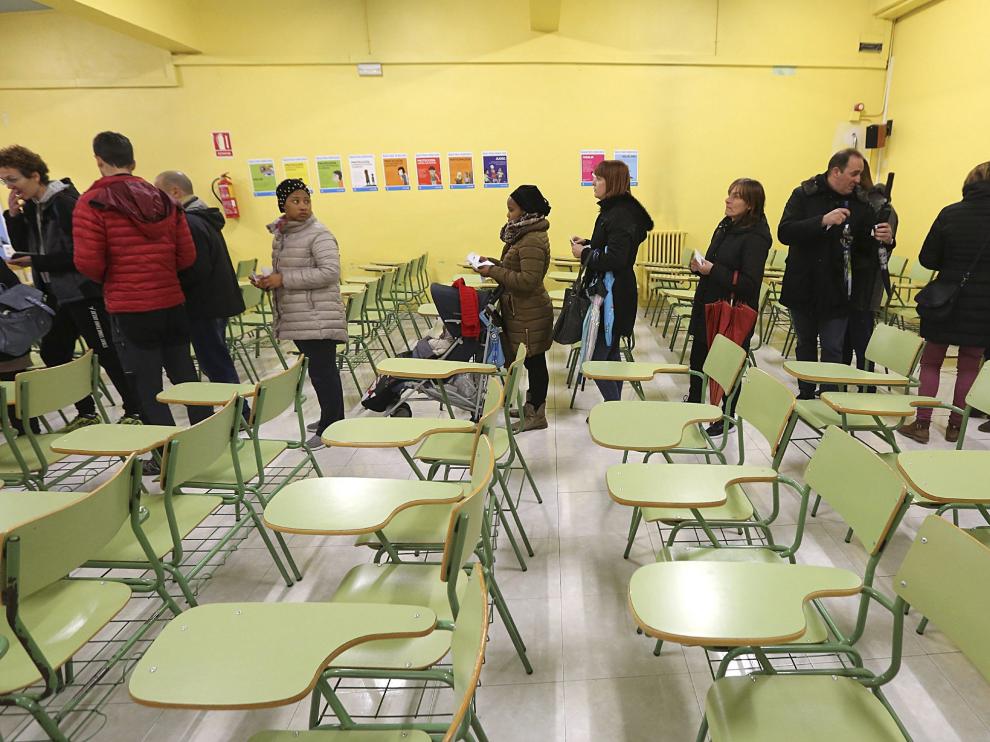 Votación por la jornada continua en el colegio Juan XXIII de Huesca el pasado martes