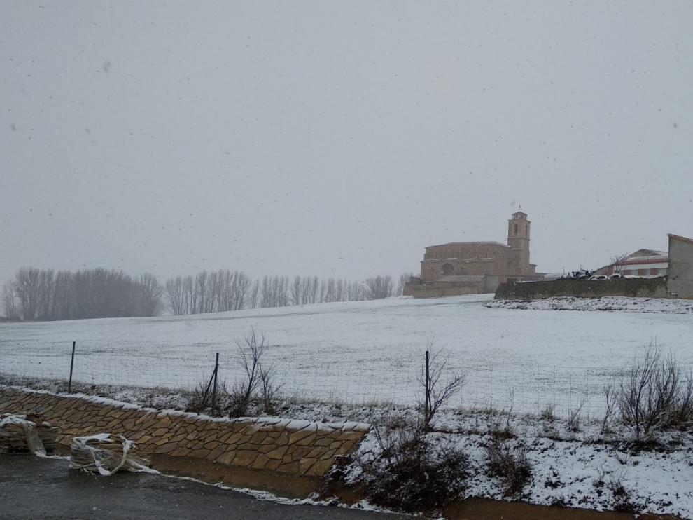 Mezquita de Jarque, localidad situada a pie de la N-420, cubierta de nieve.