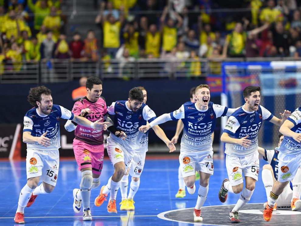 Los jugadores del Ríos celebran la gesta ante el Barça