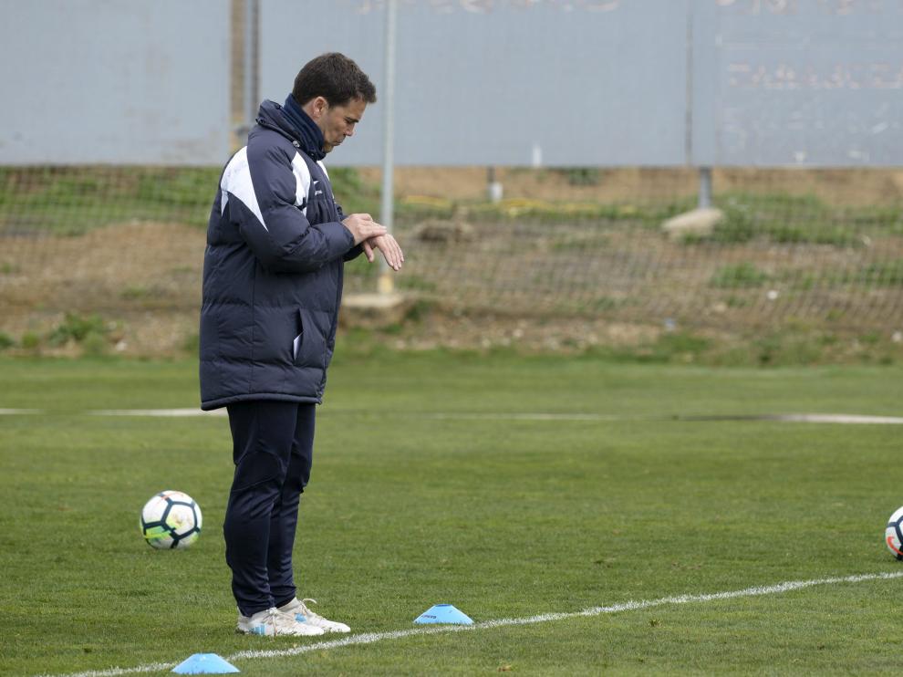 Joan Francesc Ferrer 'Rubi', técnico del Huesca, mira su reloj en el entrenamiento del jueves en el Instituto Montearagón.