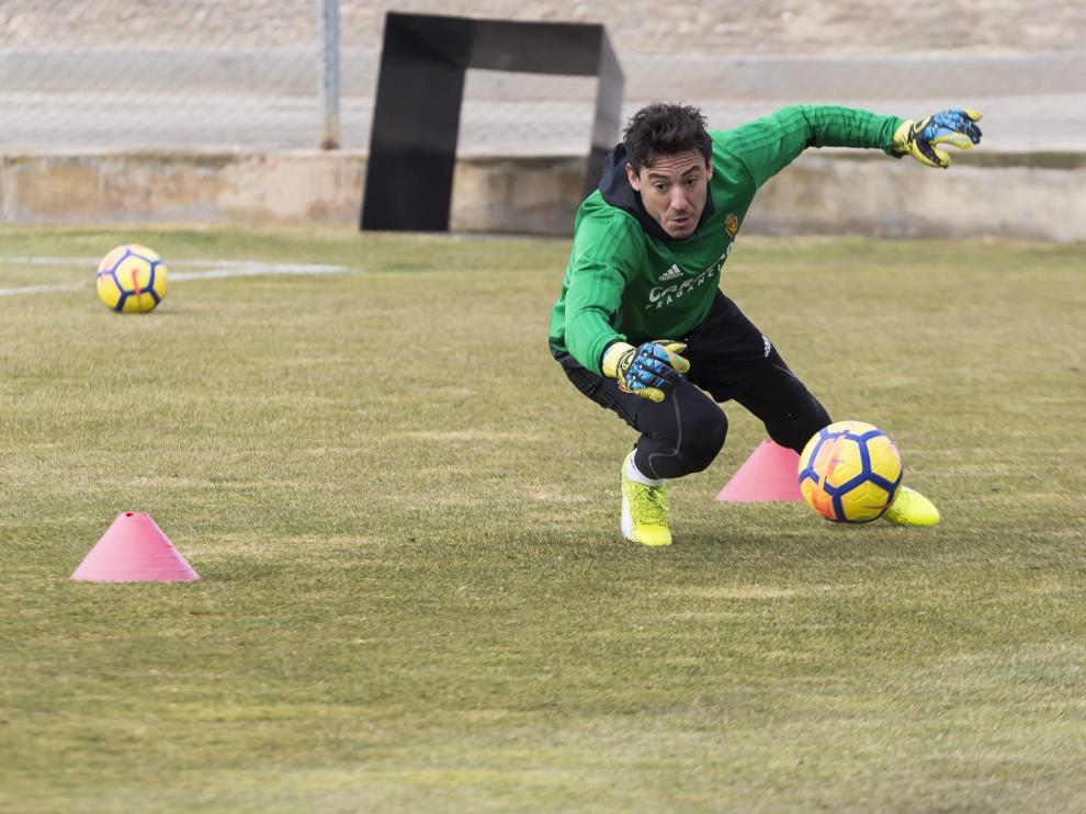Cristian Álvarez, en un entrenamiento del Real Zaragoza.