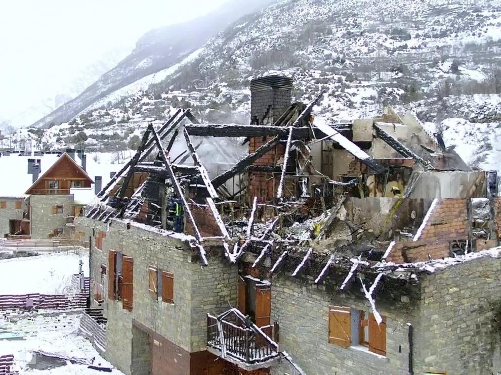 El incendio provocado por una chimenea en Benasque el 9 de febrero calcinó 5 apartamentos.