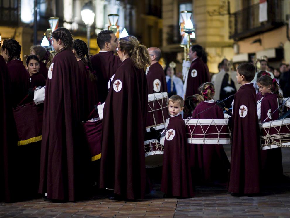 Cerca de 500 hermanos de la cofradía de Jesús Camino del Calvario han recorrido el centro de Zaragoza.