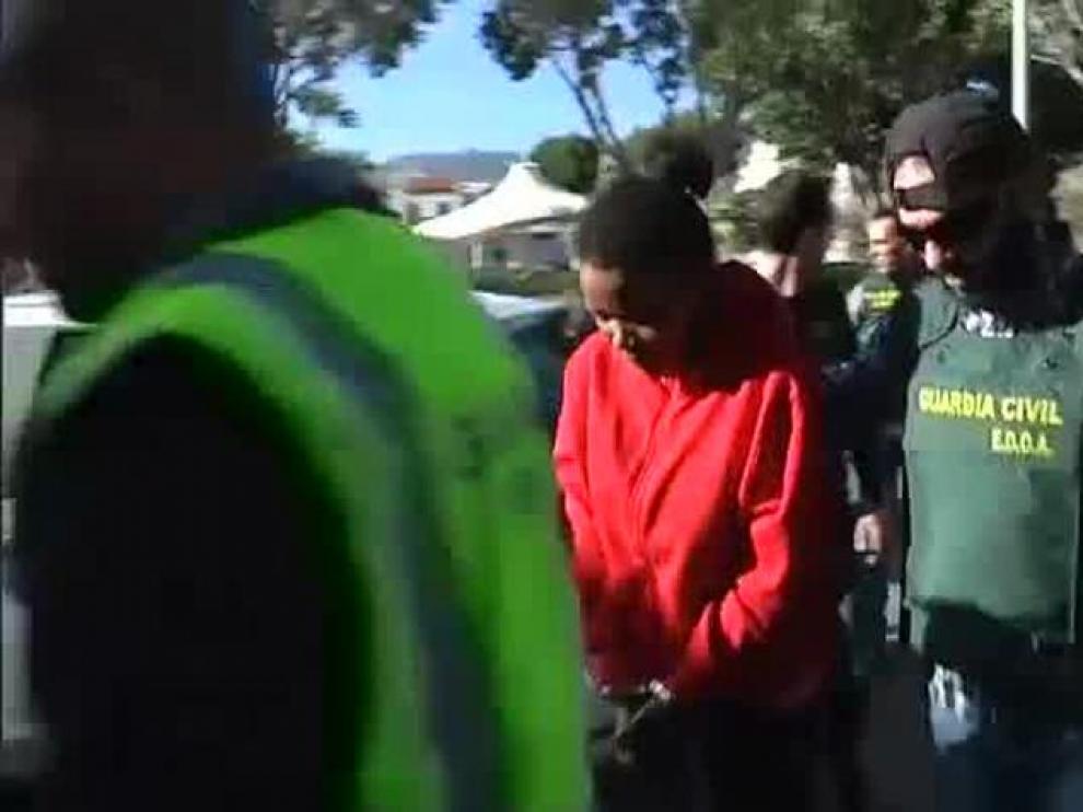 Ana Julia con un agente de la Guardia Civil