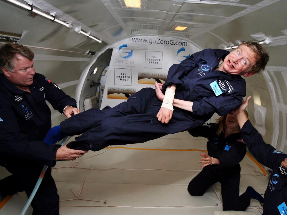Stephen Hawking experimentó en 2007 la gravedad cero a bordo de un avión propiedad de la Zero Gravity Corporation. Su sueño era viajar al espacio