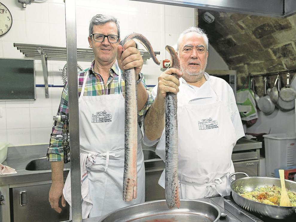 Paulino Ruiz y Pedro Roy, preparando dos lampreas en las cocinas de la Sociedad Gastronómica de Los Sitios, de Zaragoza.
