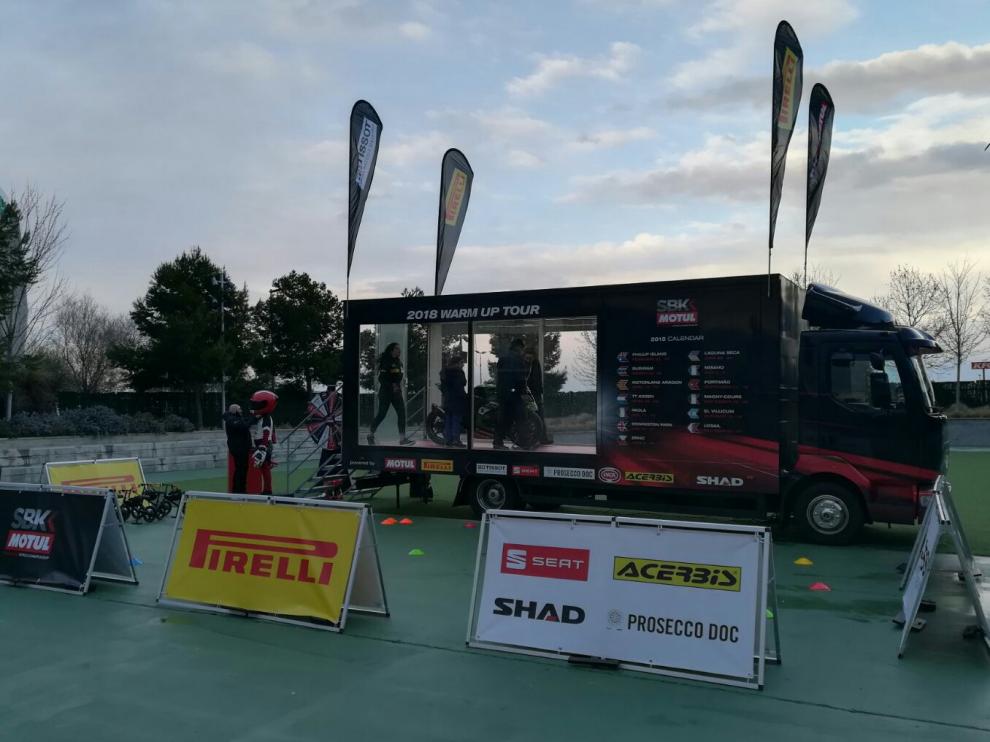 El camión promocional de la Superbikes está instalado en Puerto Venecia.