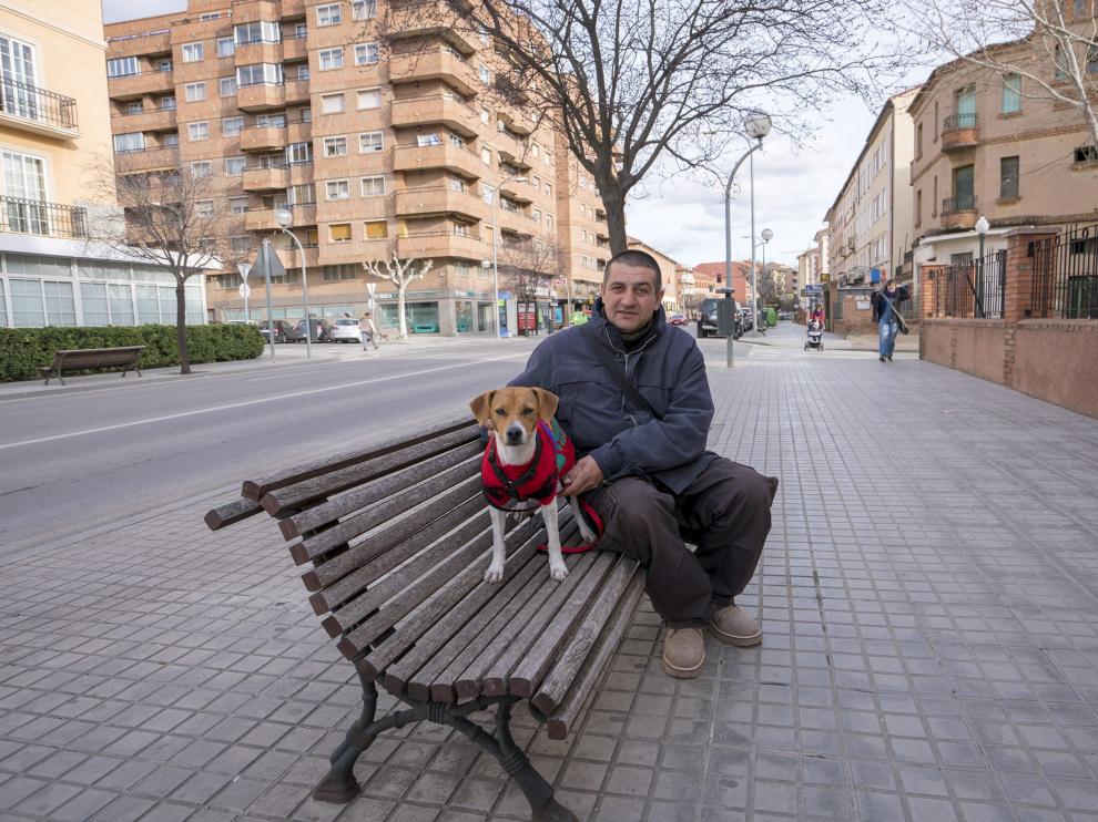 Jesús y 'Leona' posan en un banco de la avenida de Sagunto de la capital turolense.