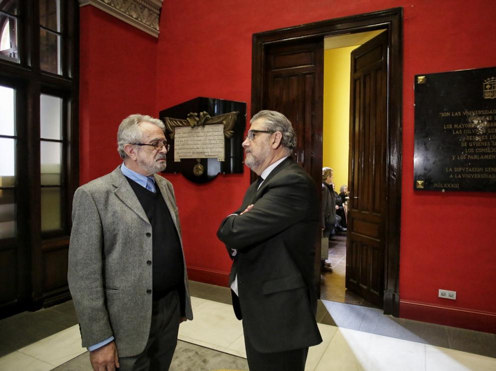 El catedrático Julio Montoya y el rector de la Universidad de Zaragoza, José Antonio Mayoral, a la entrada de la capilla ardiente